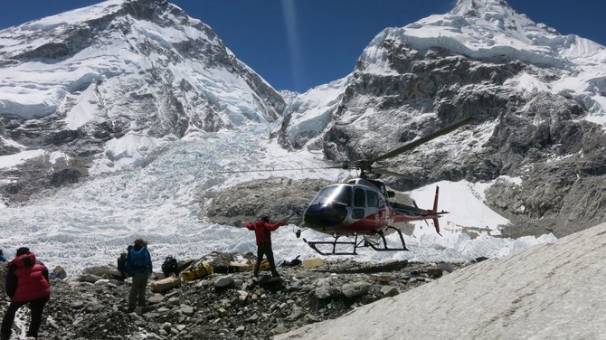 „Reuters“/„Scanpix“ nuotr./Atšaukus draudimą prasidėjusios ekspedicijos į Everestą pažymėtos mirtimi