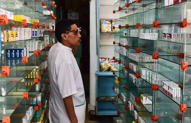 AFP/„Scanpix“ nuotr./Venesuelos ištuštėjusios vaistinių ir parduotuvių lentynos