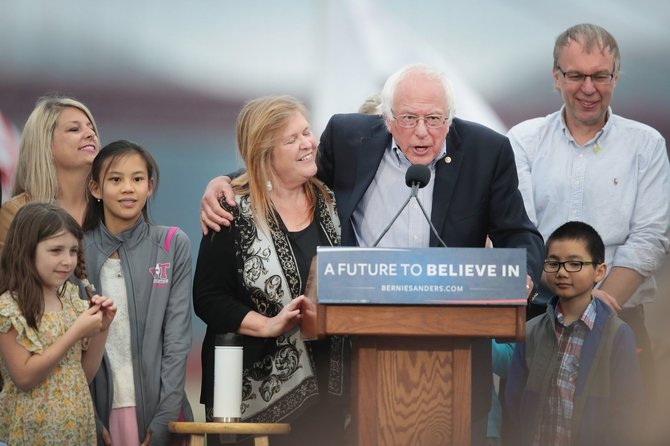 AFP/„Scanpix“ nuotr./Bernie Sandersas ir jo rinkėjai