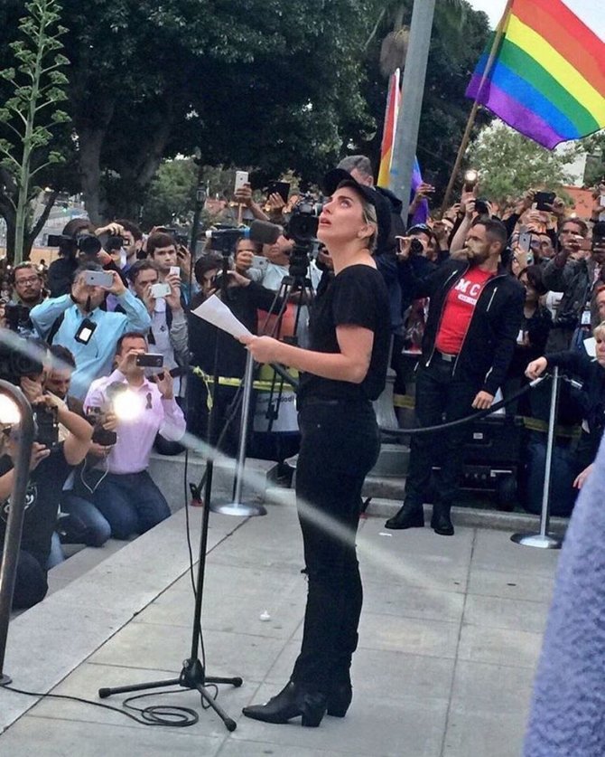 „Scanpix“/„Sipa USA“ nuotr./Lady Gaga vadovavo Orlando teroro išpuolio aukų pagerbimo ceremonijai Los Andžele