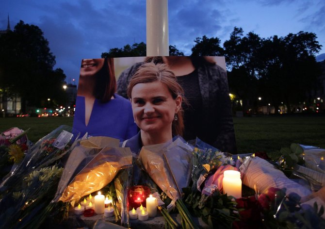 AFP/„Scanpix“ nuotr./Britai gedi nužudytosios parlamentarės Jo Cox