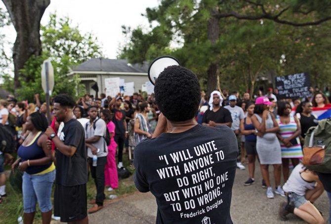 „Scanpix“/AP nuotr./Protestai JAV dėl policijos smurto prieš juodaodžius