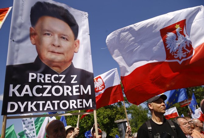 „Reuters“/„Scanpix“ nuotr./Protestai prieš Jaroslawą Kaczynskį