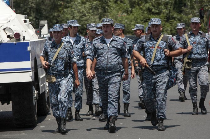 „Scanpix“/AP nuotr./Ginkluota grupė užėmė policijos ir Vidaus reikalų ministerijos pajėgų pastatą Jerevane