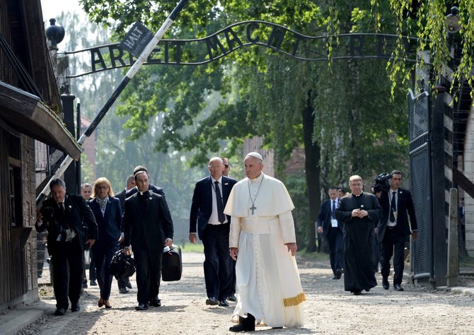 AFP/„Scanpix“ nuotr./Popiežius Pranciškus tyliai pasimeldė buvusioje Aušvico mirties stovykloje