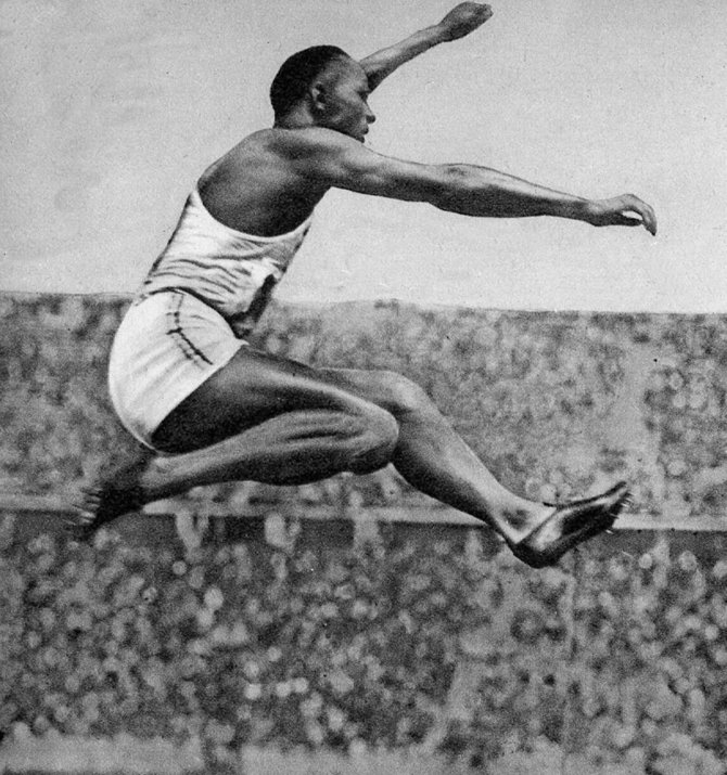 Vida Press nuotr./Jesse Owensas 1936 m. vasaros olimpinėse žaidynėse Berlyne