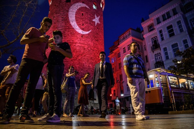 AFP/„Scanpix“ nuotr./Gyvenimas Stambule po neįvykusio perversmo Turkijoje