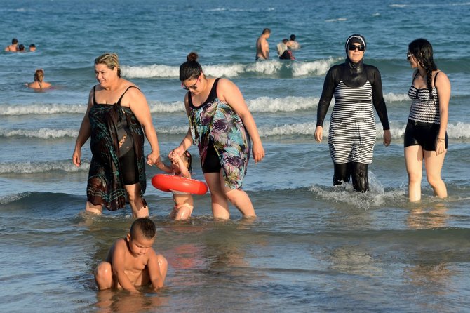 AFP/„Scanpix“ nuotr./Musulmonių maudymosi kostiumėlis – burkini