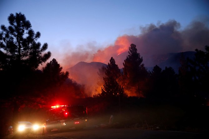 „Reuters“/„Scanpix“ nuotr./Kalifornijoje siaučiant dideliems krūmynų gaisrams paskelbta didelė evakuacija