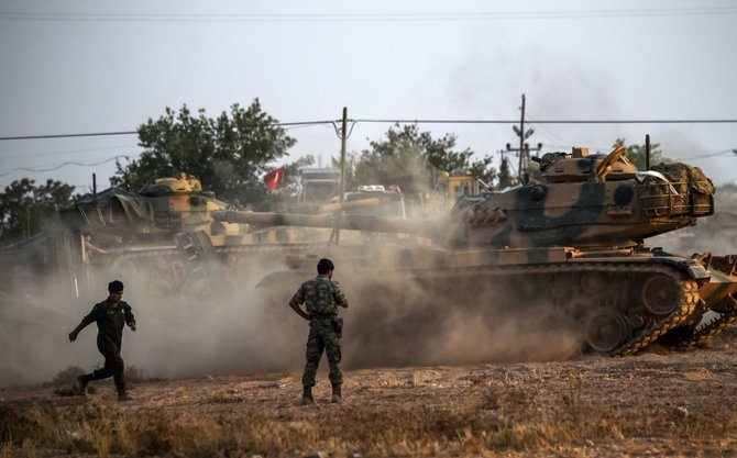 AFP/„Scanpix“ nuotr./Turkijos tankai įsiveržė į Sirijos teritoriją