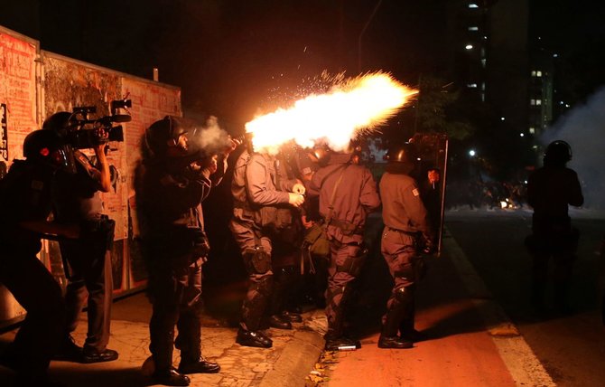 „Reuters“/„Scanpix“ nuotr./Protestai Brazilijoje