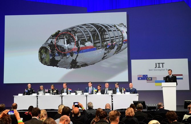 AFP/„Scanpix“ nuotr./Olandų tyrėjai pristato baudžiamojo tyrimo dėl Ukrainoje numušto MH17 lainerio išvadas