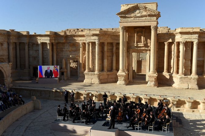 AFP/„Scanpix“ nuotr./Koncertas išlaisvintame Palmyros architektūriniame pavelde