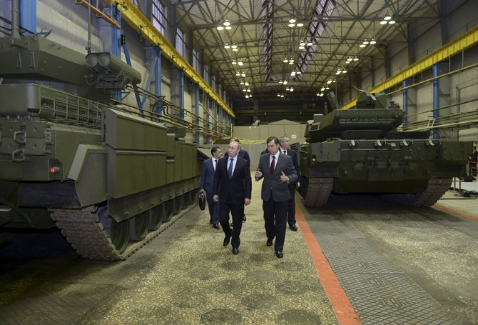 „Reuters“/„Scanpix“ nuotr./Putinas apžiūri tankus