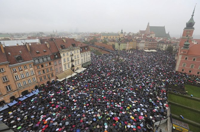 „Scanpix“/AP nuotr./Protestas prieš abortus Lenkijoje