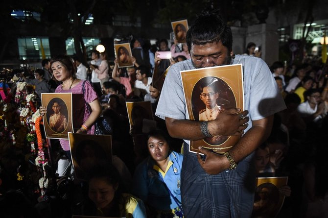 AFP/„Scanpix“ nuotr./Tailandiečiai gedi po ilgos ligos mirusio mylimo monarcho Bhumibolo Adulyadejo