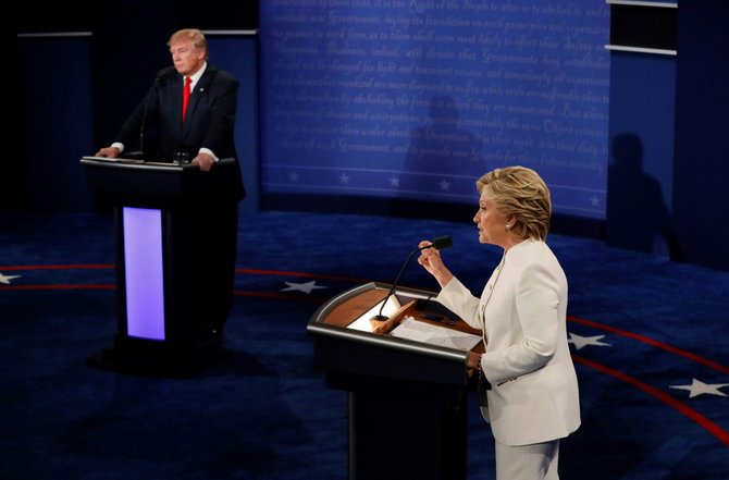 AFP/„Scanpix“ nuotr./Donaldo Trumpo ir Hillary Clinton debatai