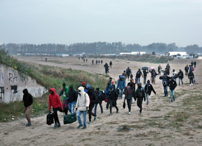 „Scanpix“/AP nuotr./Ruošiamasi evakuoti migrantų neteisėtą stovyklą šiauriniame Kalė uostamiestyje
