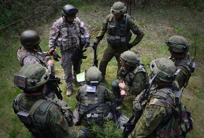 Lietuvos kariuomenės Sausumo pajėgų ir Latvijos kariuomenės nuotr./Tarptautinėse pratybose Latvijoje „Silver Arrow 2016“ Lietuvos kariai treniruojasi planuoti ir įgyvendinti gynybines operacijas