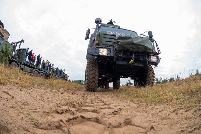 Alfredo Pliadžio nuotr./Lietuvos kariuomenę pasiekė 21 Vokietijos gamintojo „Daimler AG“ sunkvežimis UNIMOG U5000