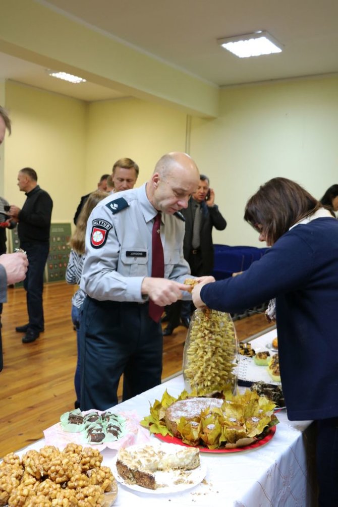 Alytaus apskrities VPK nuotr./Pyragų diena Alytaus policijoje