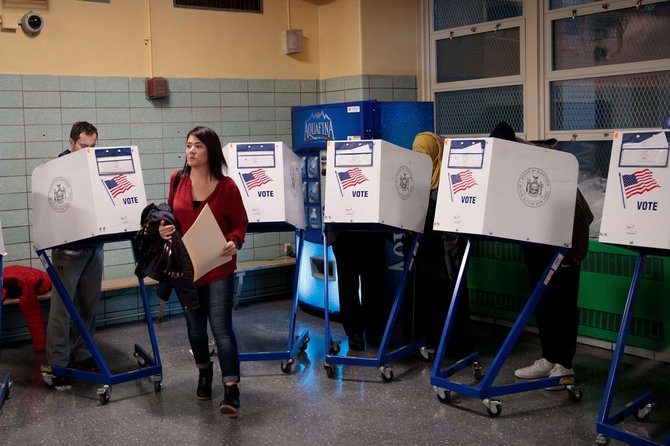 AFP/„Scanpix“ nuotr./Amerikiečiai balsuoja prezidento rinkimuose