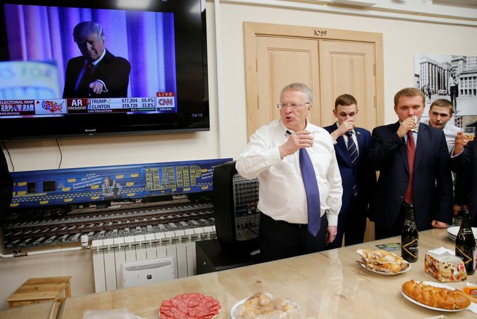 „Reuters“/„Scanpix“ nuotr./Vladimiras Žirinovskis skelbia tostą už laimėjusį Donaldą Trumpą