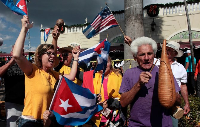 „Reuters“/„Scanpix“ nuotr./Pabėgėliai iš Kubos Floridoje šventė Fidelio Castro mirtį