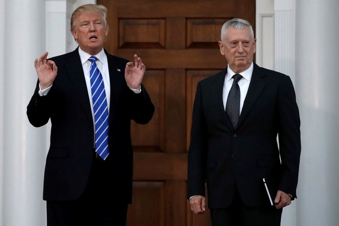 „Reuters“/„Scanpix“ nuotr./Jamesas Mattisas ir Donaldas Trumpas