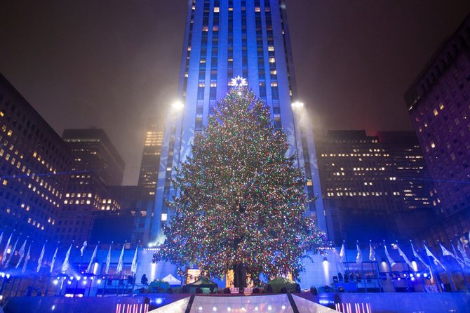 „Reuters“/„Scanpix“ nuotr./Niujorke tūkstančiai žmonių stebėjo Kalėdų eglės Rockefellerio centre įžiebimą