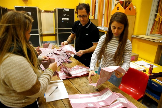 „Reuters“/„Scanpix“ nuotr./Italai balsuoja referendume