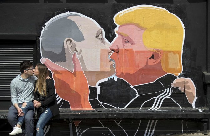 „Scanpix“/AP nuotr./Donaldo Trumpo ir Vladimiro Putino bučinio piešinys Vilniuje