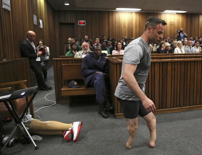 Oscaras Pistorius demonstruoja savo kojas teismui