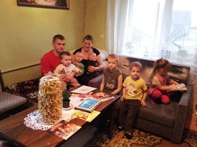 Lazdijų pareigūnų kalėdinės dovanos aštuonių asmenų šeimai