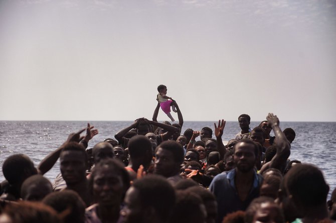 AFP/„Scanpix“ nuotr./MIgrantų pilnas laivas Viduržemio jūroje