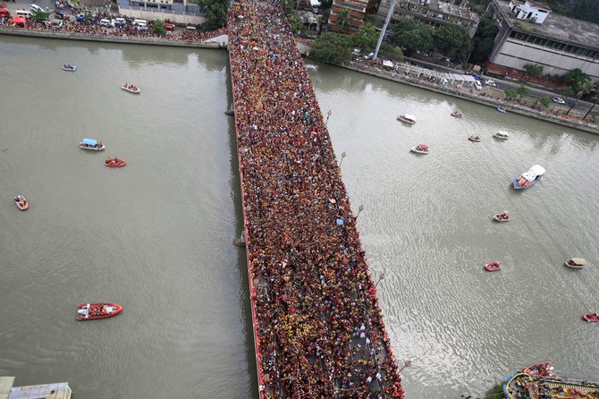 „Reuters“/„Scanpix“ nuotr./Maniloje vyko didžiulė basų katalikų maldininkų procesija