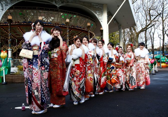 „Reuters“/„Scanpix“ nuotr./Pilnametystės sulaukusių japonų šventė Tokijuje