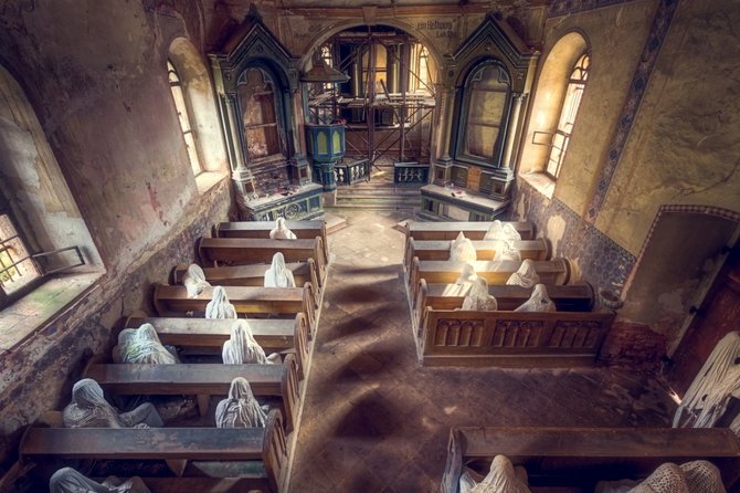 „Scanpix“/„Caters News Agency“ nuotr./Devynių vaiduoklių bažnyčioje Čekijoje užklydėlius šiurpina drobėmis užkloti žmonių siluetai