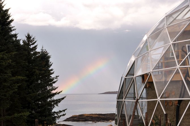 „Scanpix“/„Caters News Agency“ nuotr./Ekologiškas namas po stikliniu gaubtu Norvegijos saloje 