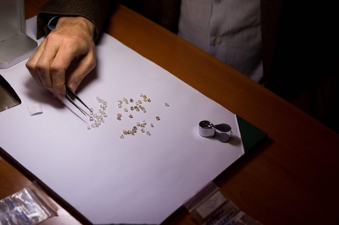 AFP/„Scanpix“ nuotr./Prancūzijoje iš Kongo DR piliečio konfiskuotas kilogramas deimantų