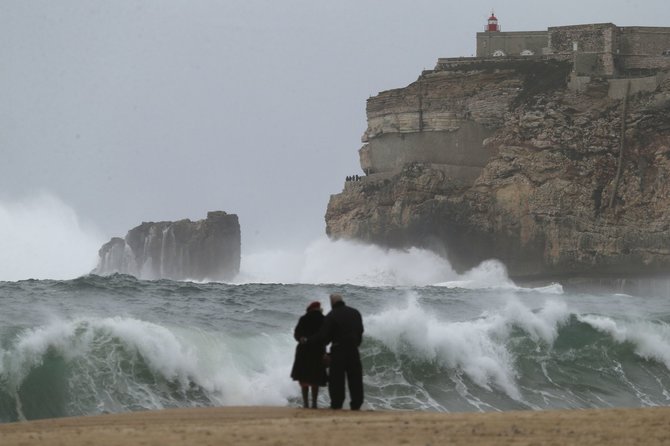 „Scanpix“/AP nuotr./Pora stebi bangas Portugalijoje