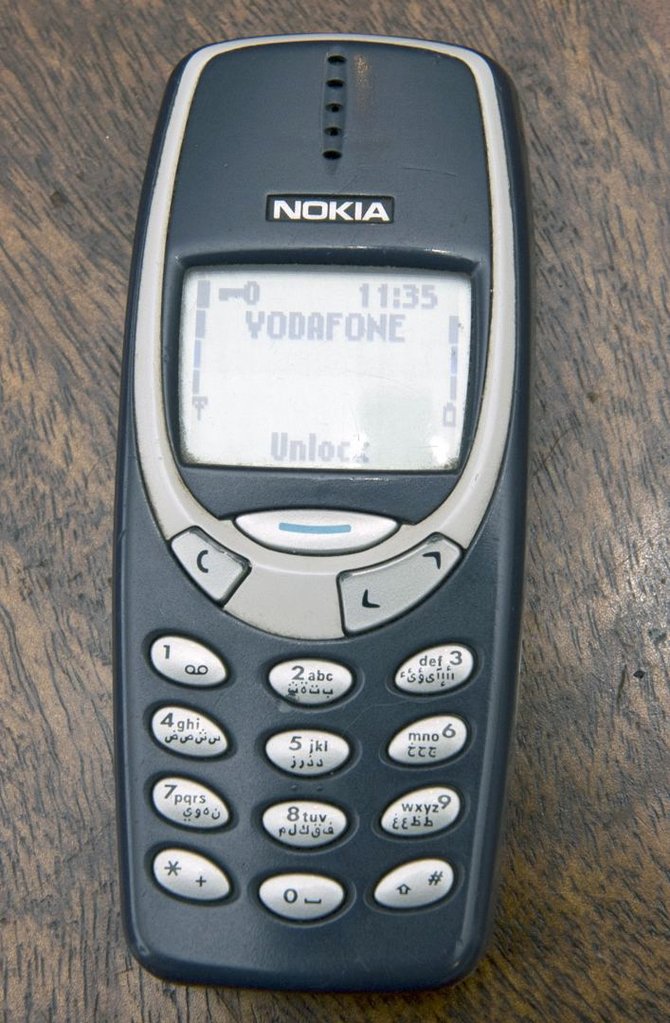 „Scanpix“/„Caters News Agency“ nuotr./Britas tebesinaudoja 2000 metais įsigytu Nokia 3310 telefonu