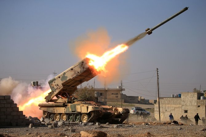 „Reuters“/„Scanpix“ nuotr./Irako pajėgos atakuoja „Islamo valstybės“ užimtą Mosulo oro uostą