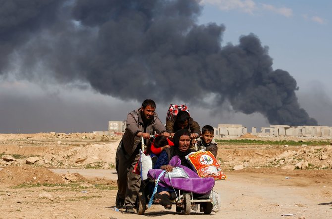 „Reuters“/„Scanpix“ nuotr./Mosulo gyventojai bėga iš miesto