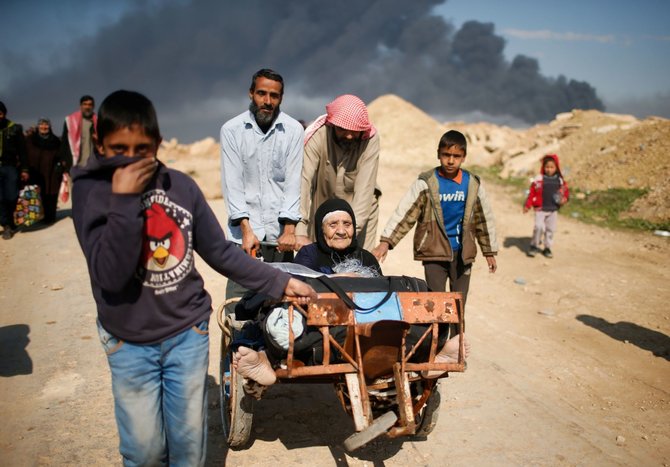 „Reuters“/„Scanpix“ nuotr./Mosulo gyventojai bėga iš miesto