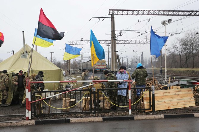 AFP/„Scanpix“ nuotr./Geležinkelio bėgių į Rytų Ukrainą blokada