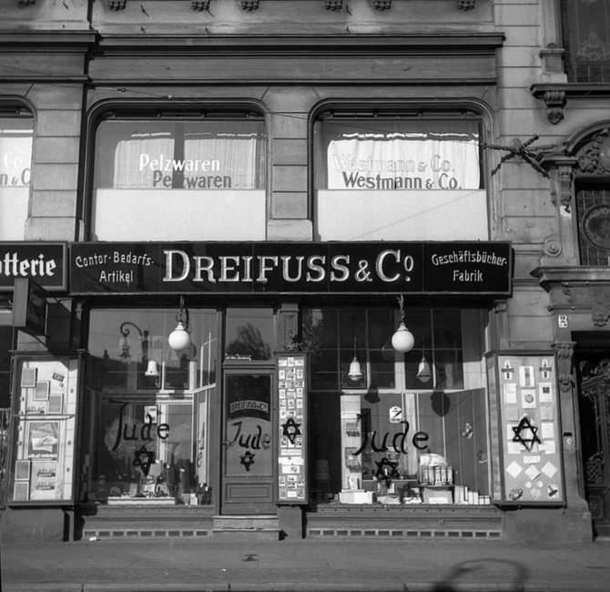 Wikimedia commons nuotr./Išpaišytos žydų parduotuvių vitrinos 1938 m.