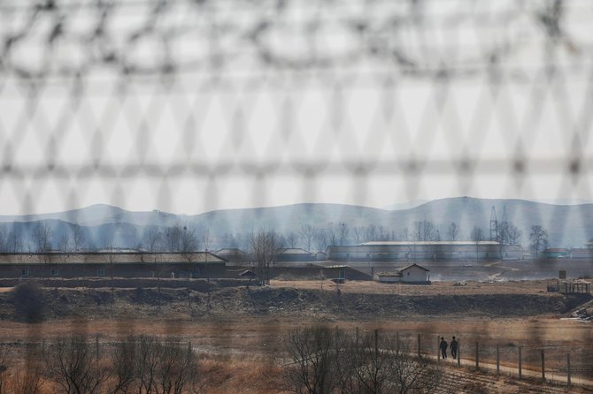 „Reuters“/„Scanpix“ nuotr./Siena tarp Šiaurės Korėjos ir Kinijos