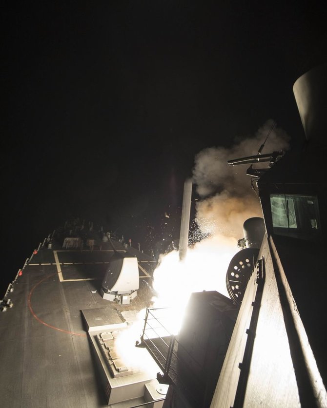 AFP/„Scanpix“ nuotr./JAV smogė raketomis Sirijai
