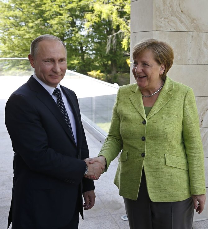 „Scanpix“/AP nuotr./Angelos Merkel ir Vladimiro Putino susitikimas Sočyje